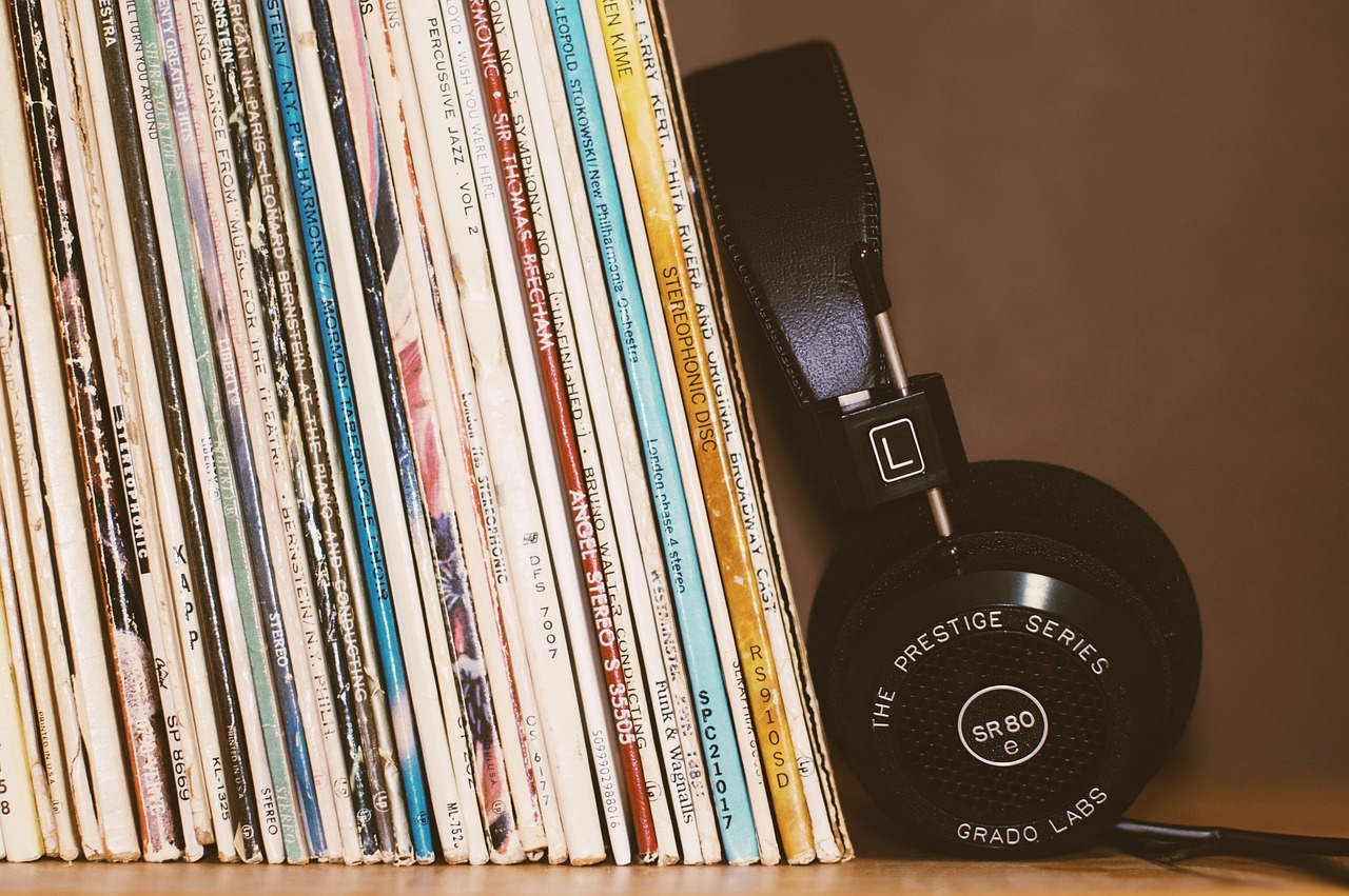 headphones-2588235_1280