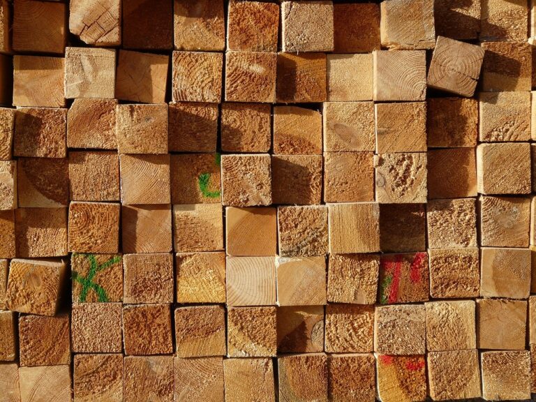 The Benefits of Working With a Wholesale Lumber Supplier