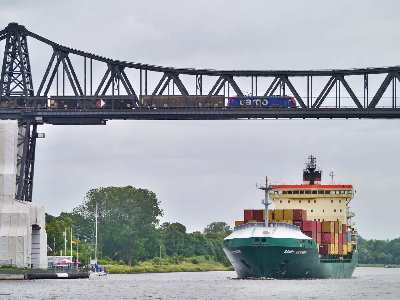 cargo-4512492_1280
